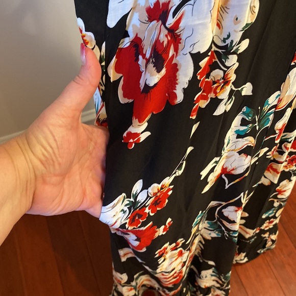 NWOT💕 Beautiful Flowing Maxi w/Pockets - Picture 5 of 8